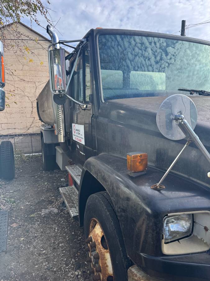 Frieghtliner-diesel-1991-black-1