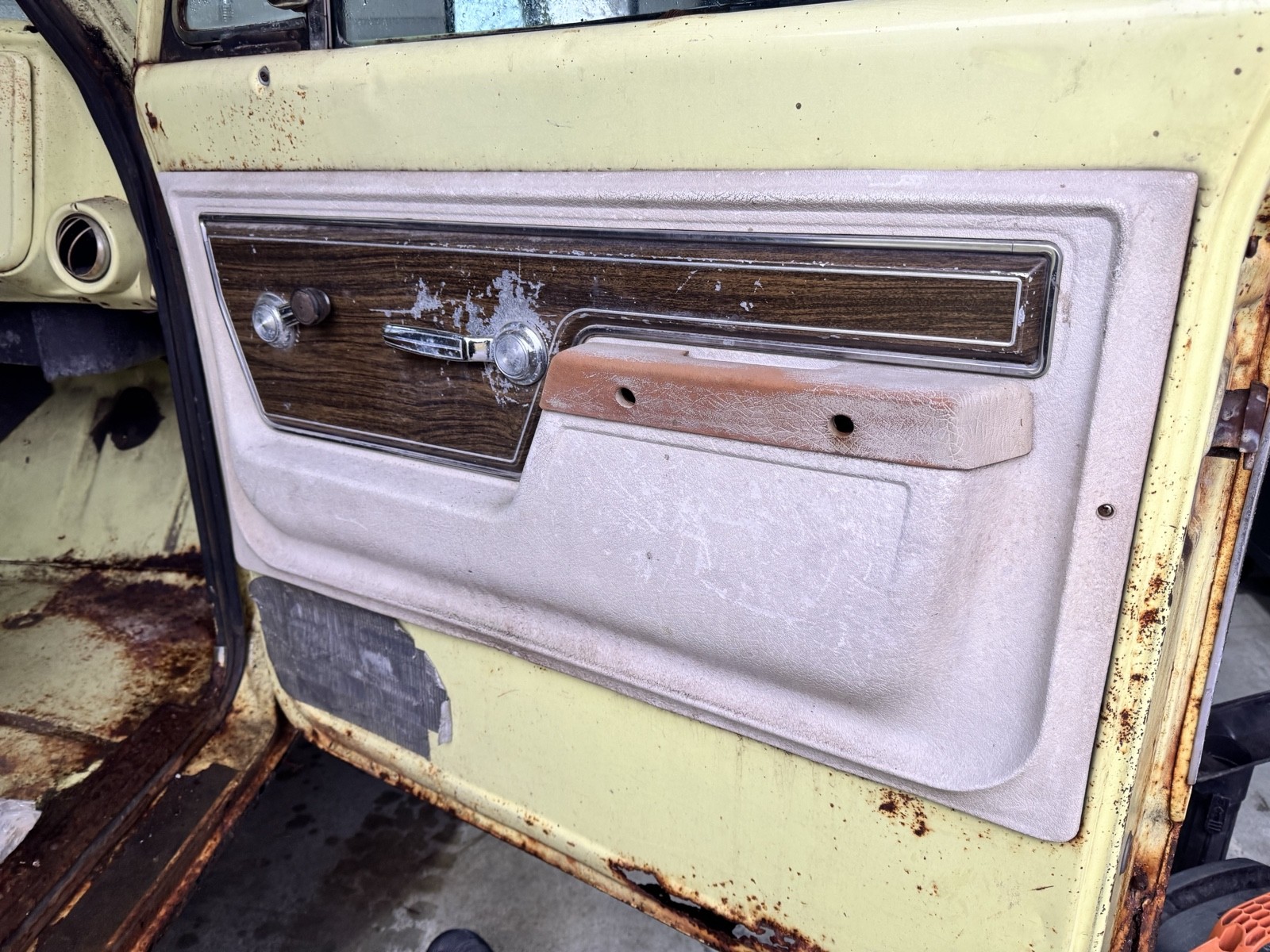 GMC-Suburban-1972-12