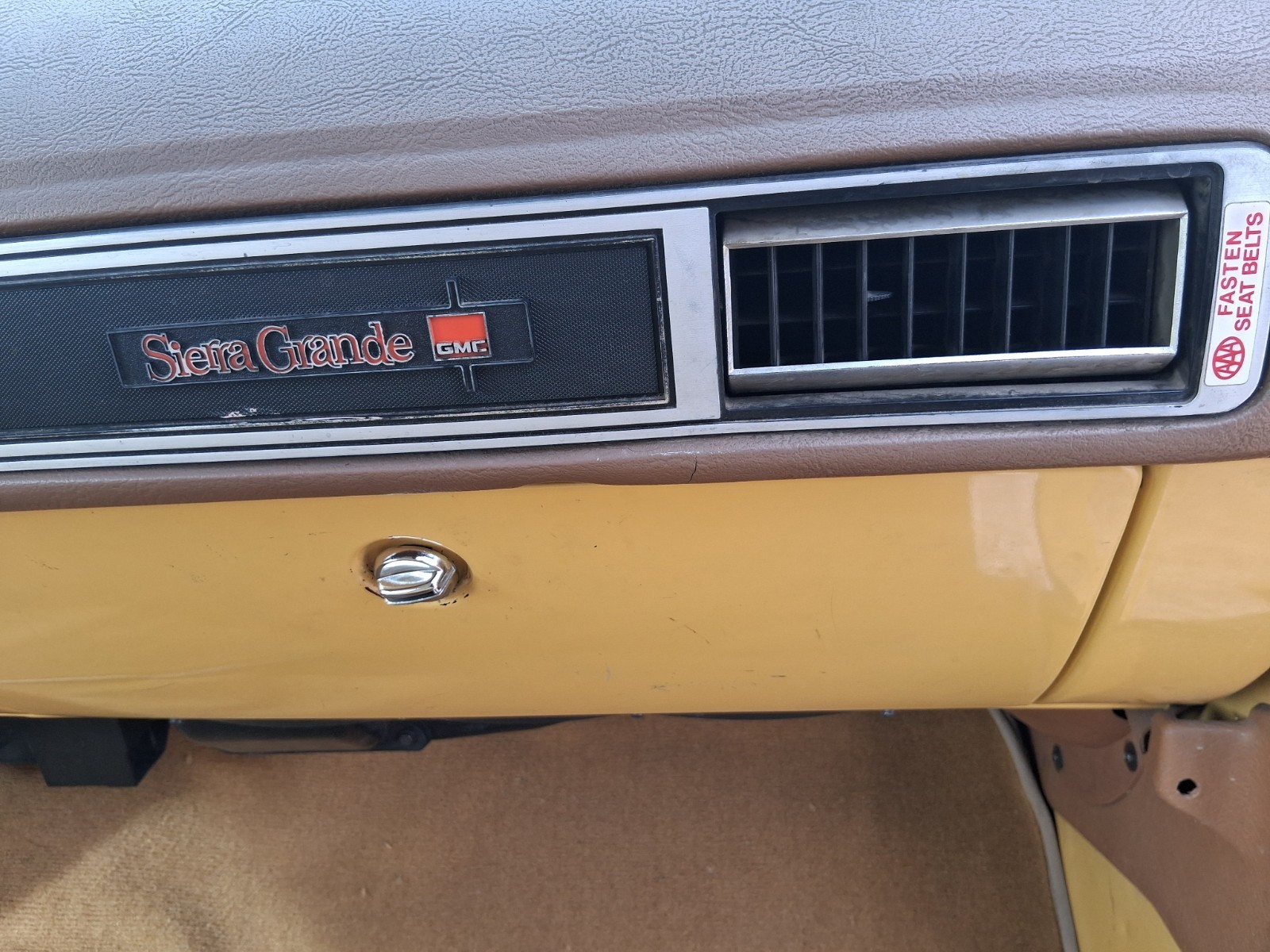 GMC-Suburban-1979-Wagon-29