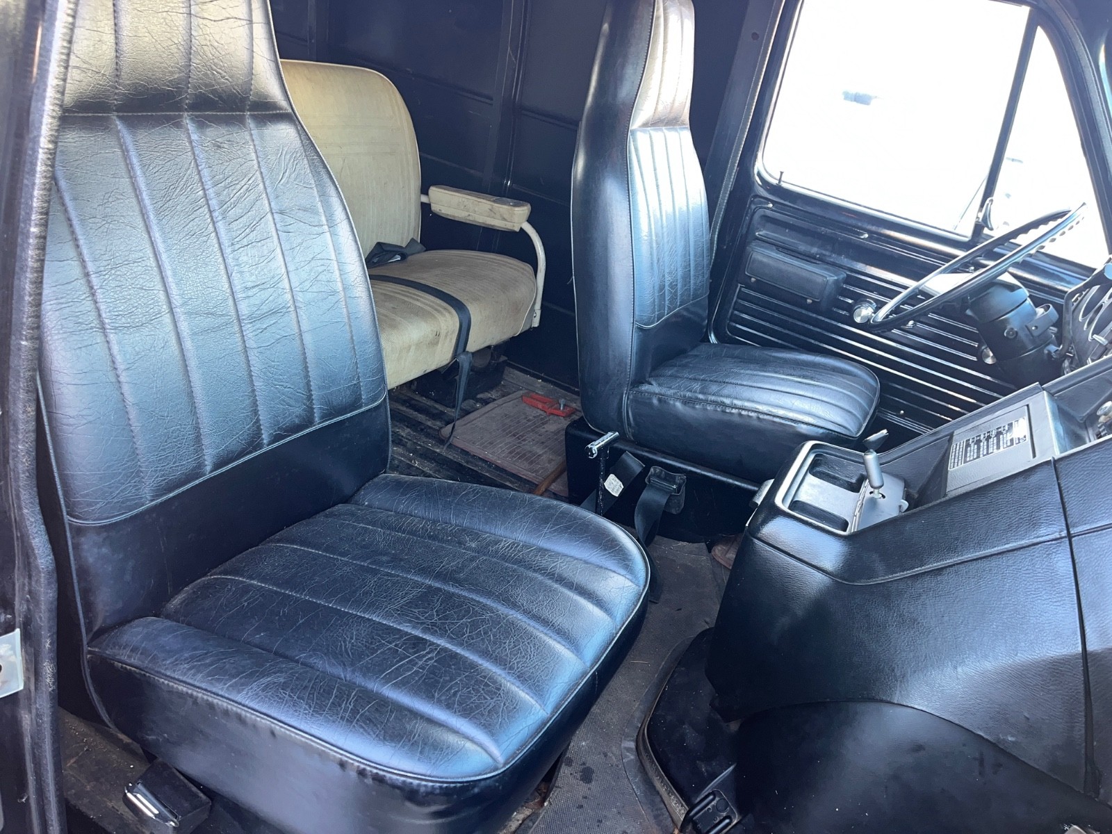 GMC-VAN-DURA-1983-Standard-Passenger-Van-24