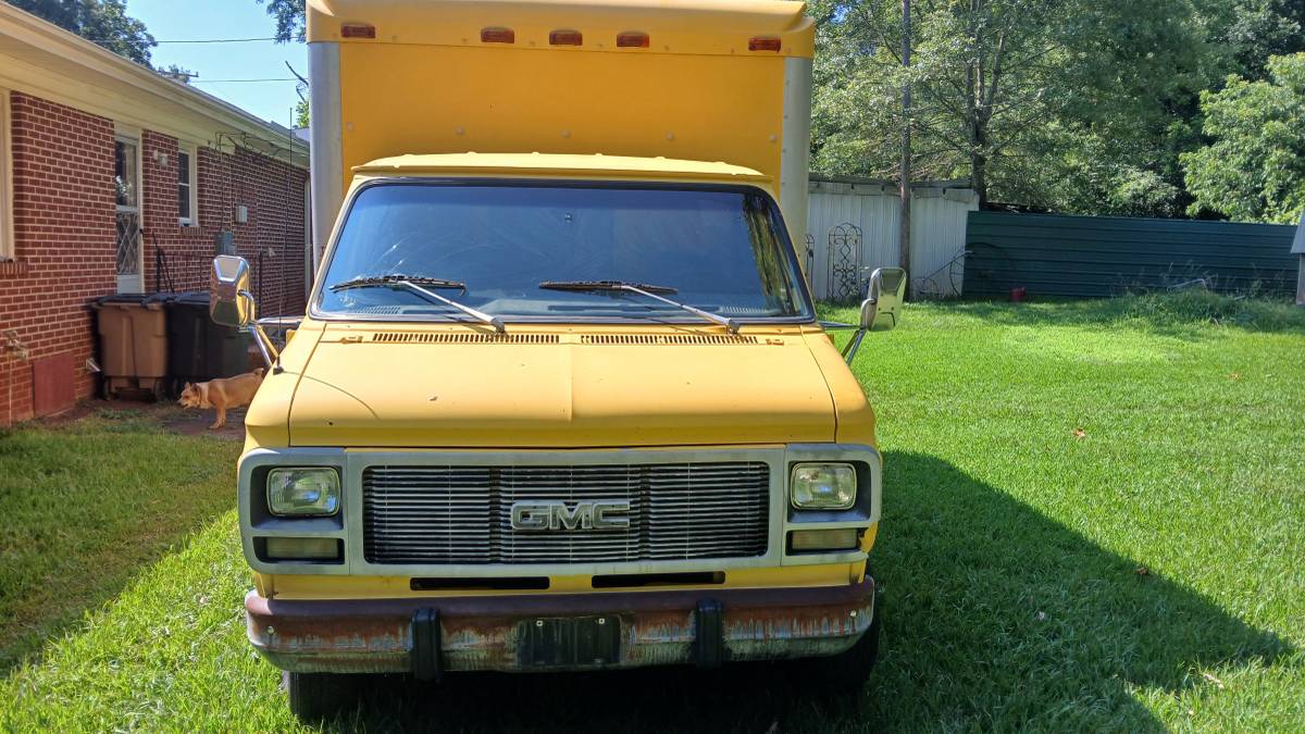 Gmc-box-truck-1993-yellow-1