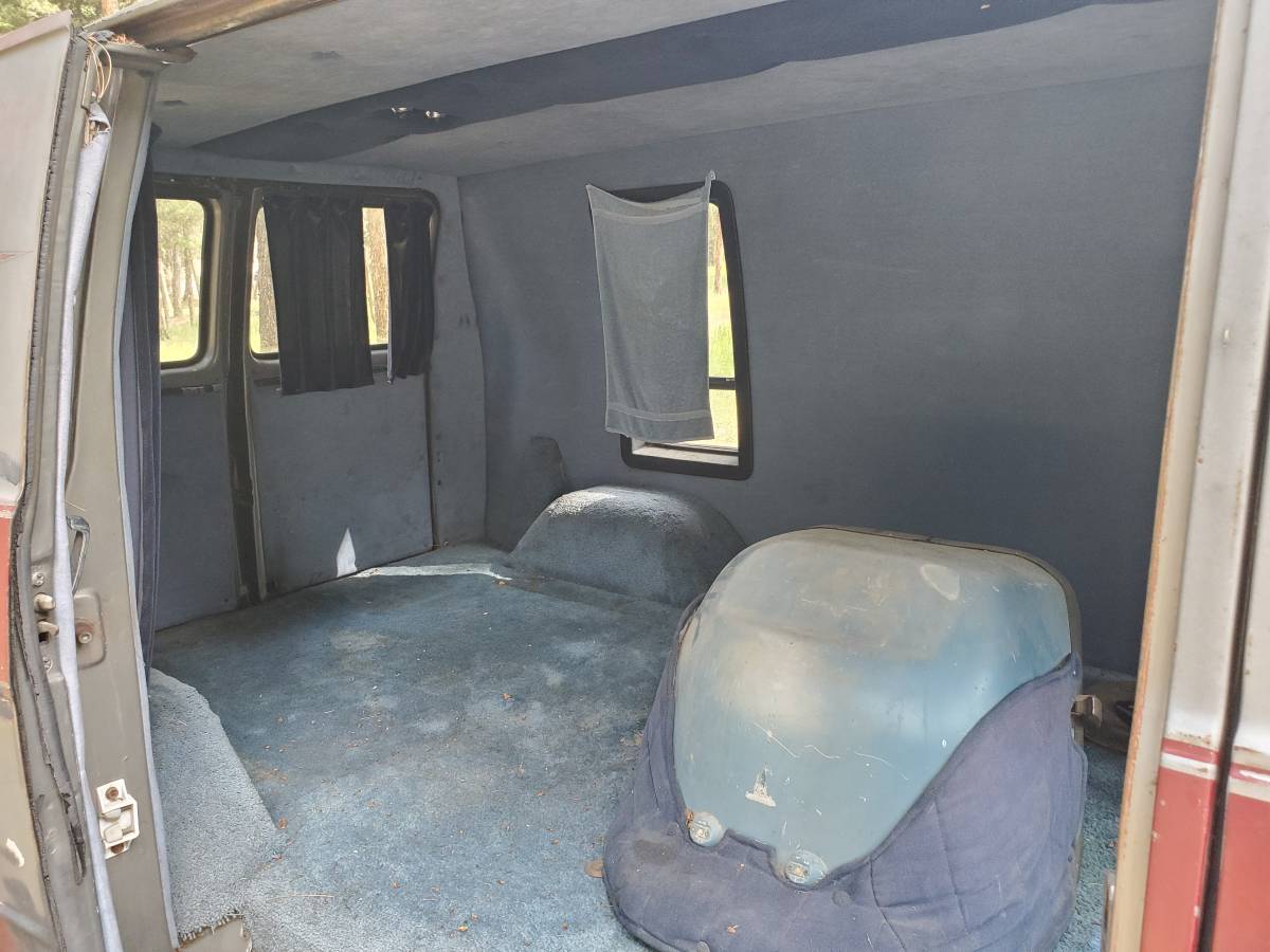 Gmc-k35-custom-van-1976-silver-4