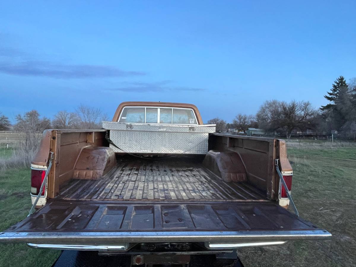 Gmc-sierra-classic-1979-custom-4
