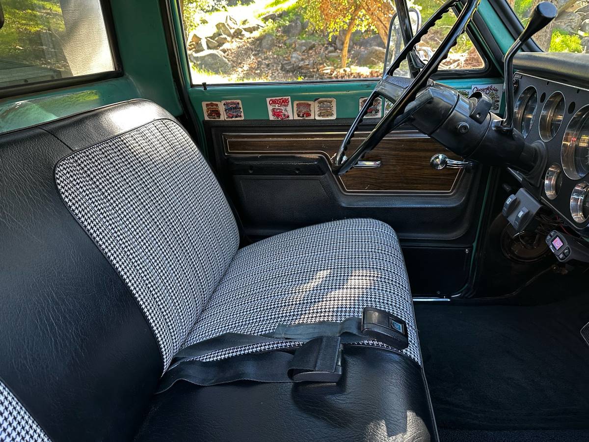 Gmc-sierra-grande-1972-green-6