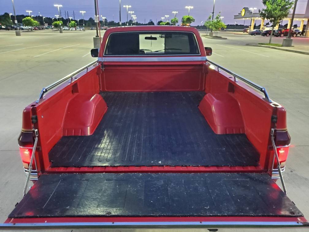 Gmc-square-body-sierra-classic-1985-red-12