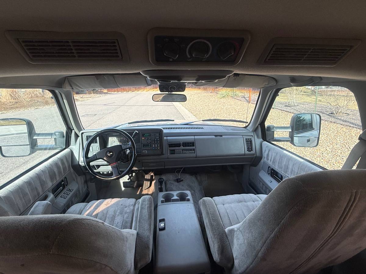 Gmc-suburban-34-ton-nominal-1993-10