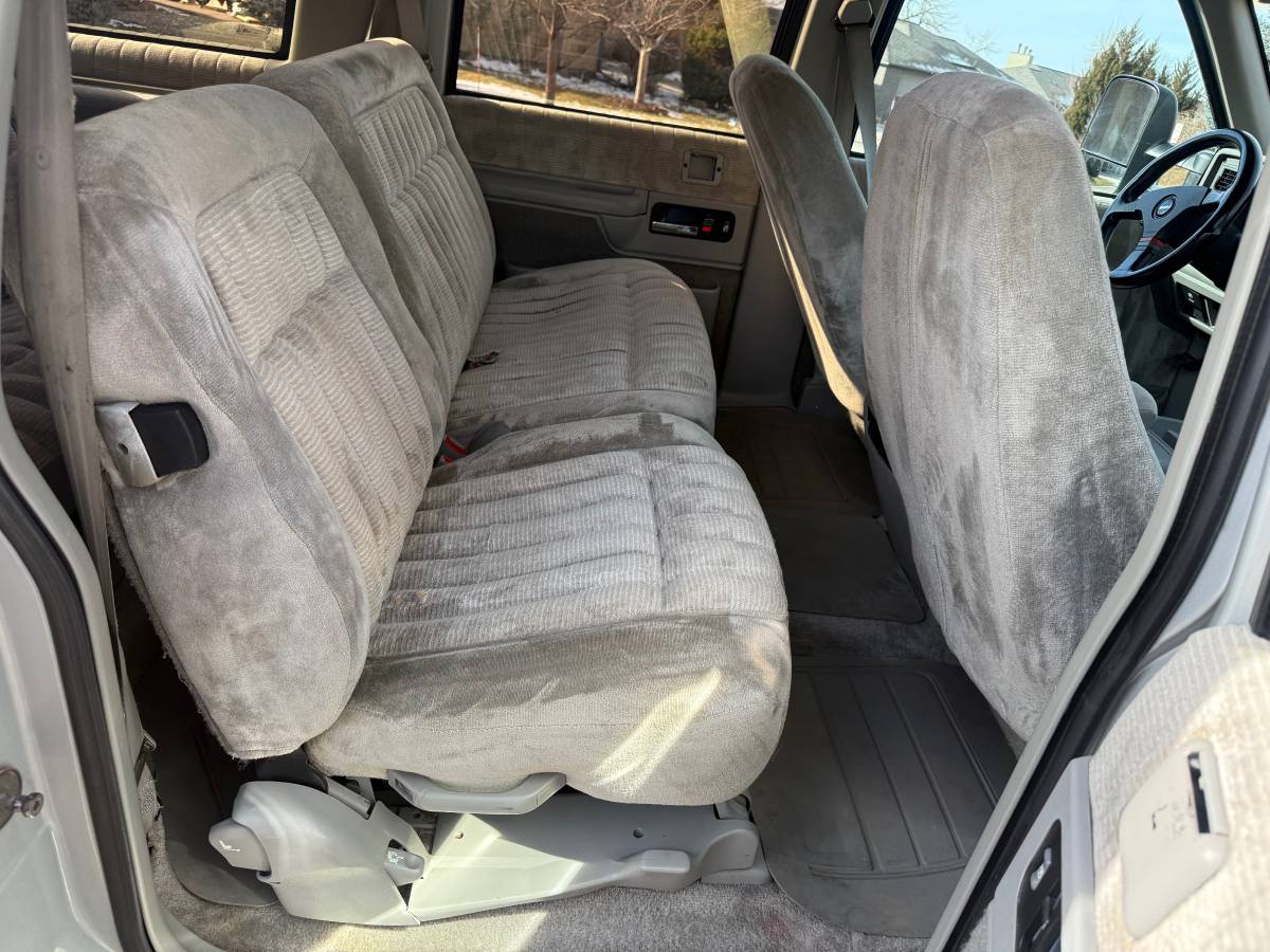 Gmc-suburban-34-ton-nominal-1993-31