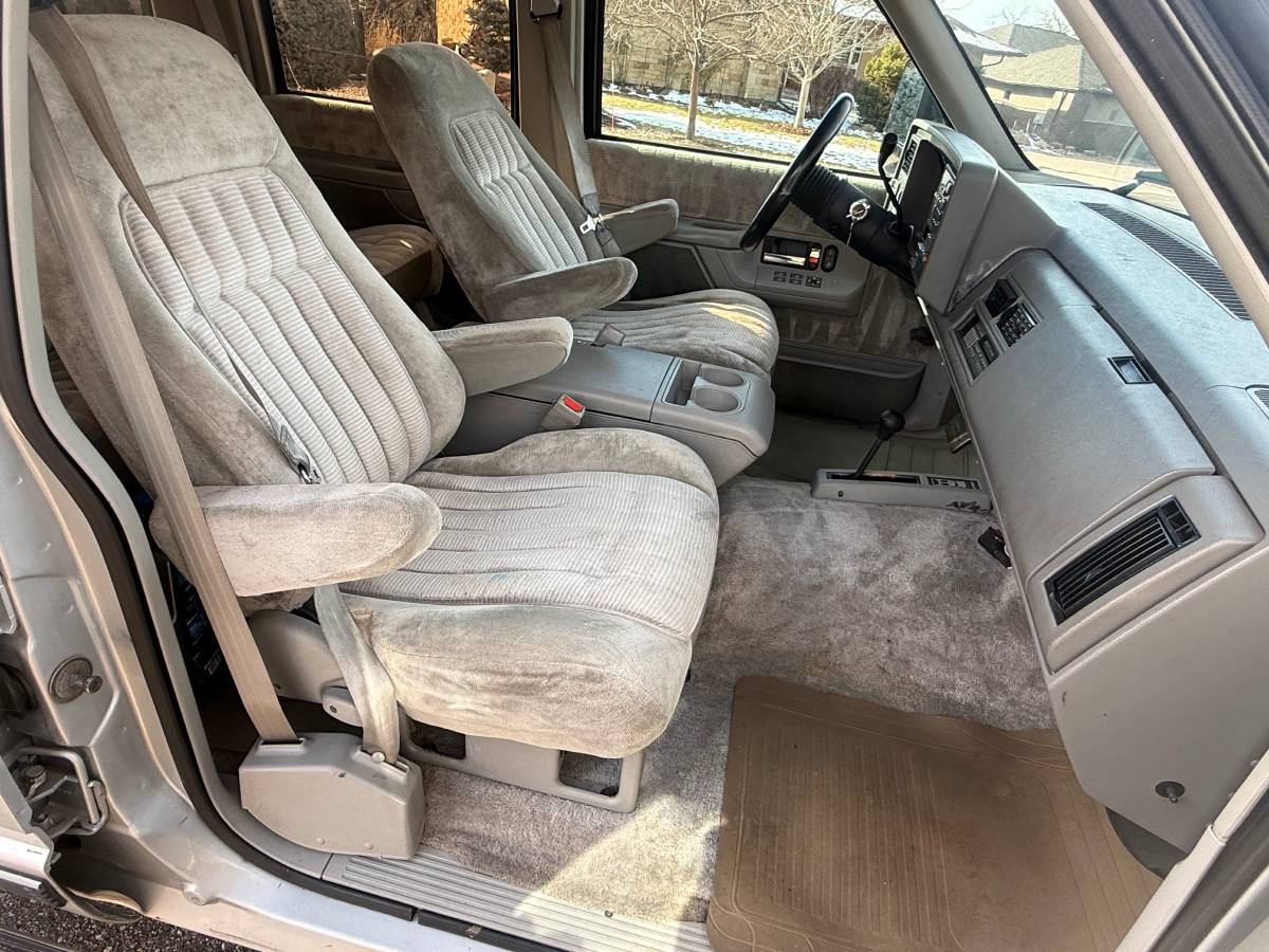 Gmc-suburban-34-ton-nominal-1993-44