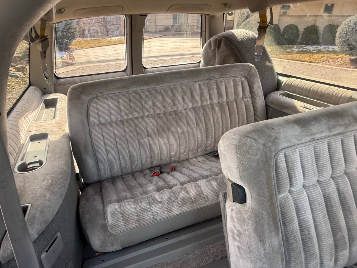 Gmc-suburban-34-ton-nominal-1993-46