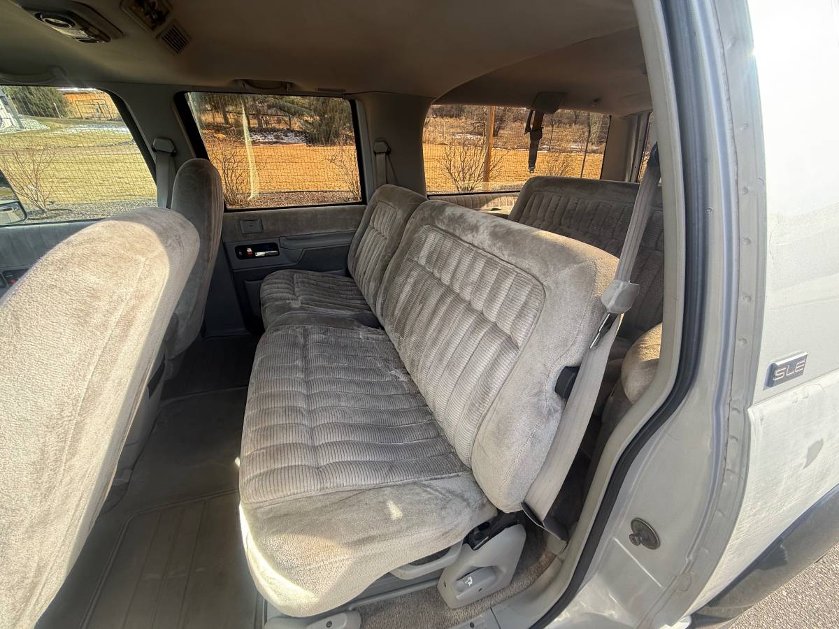 Gmc-suburban-34-ton-nominal-1993-47