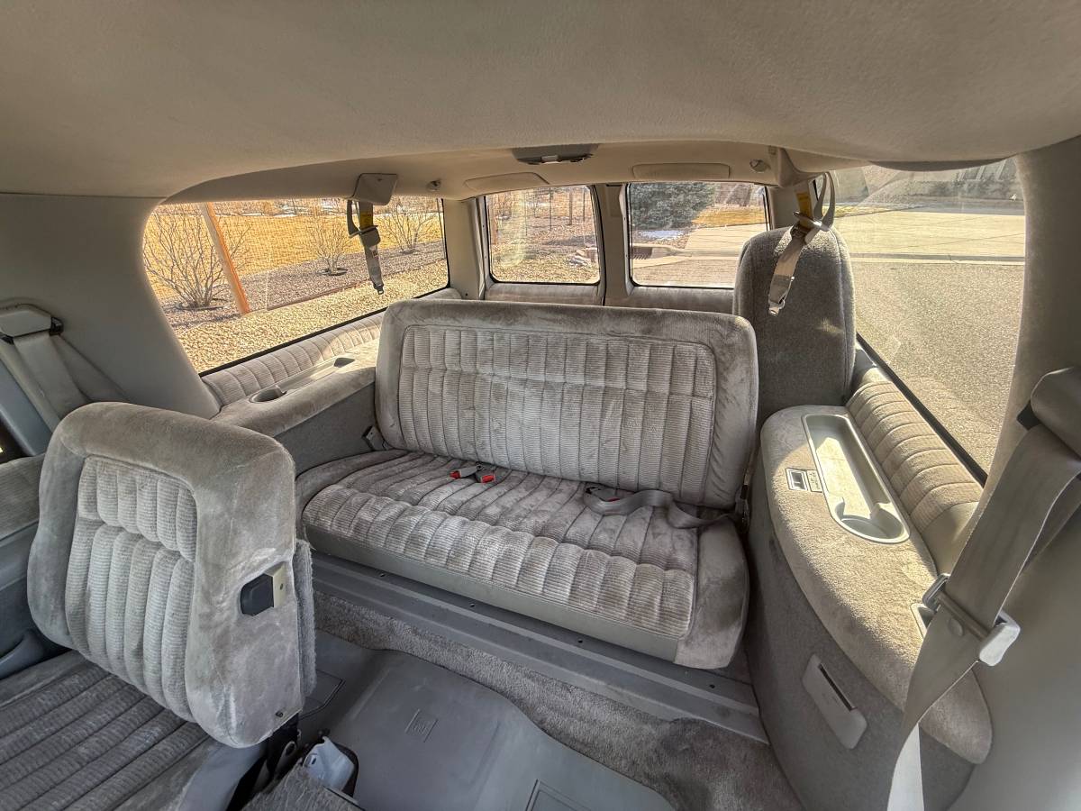 Gmc-suburban-34-ton-nominal-1993-62