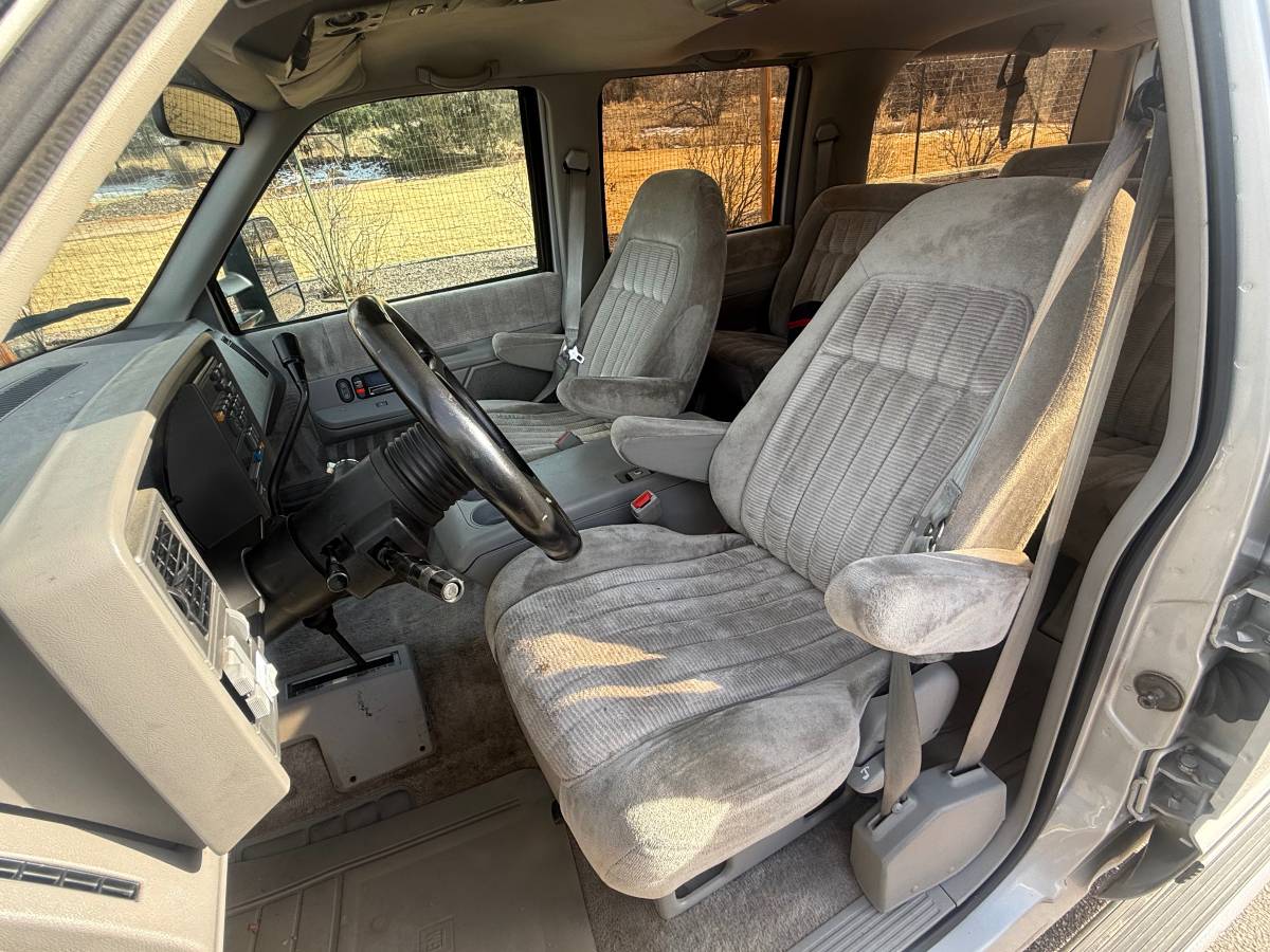 Gmc-suburban-34-ton-nominal-1993-67