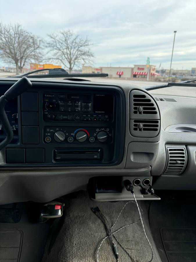 Gmc-suburban-34-ton-nominal-1995-12