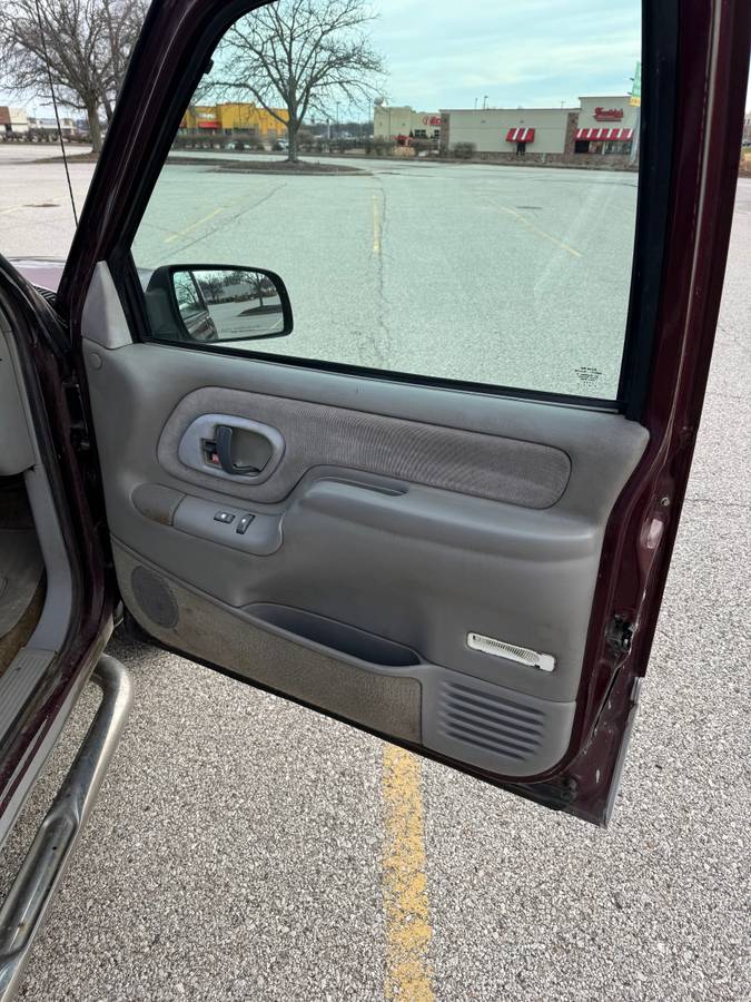 Gmc-suburban-34-ton-nominal-1995-17