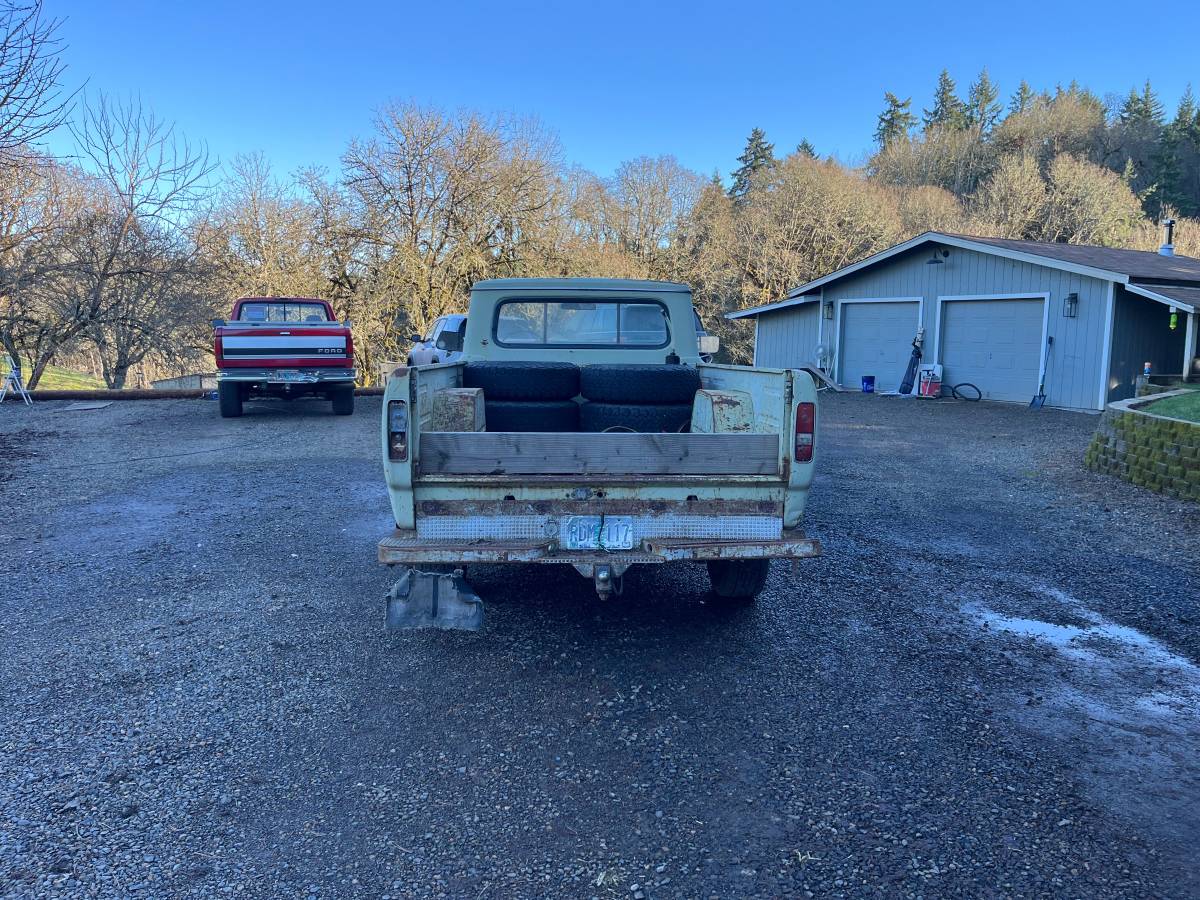 International-200-8-1974-green-5