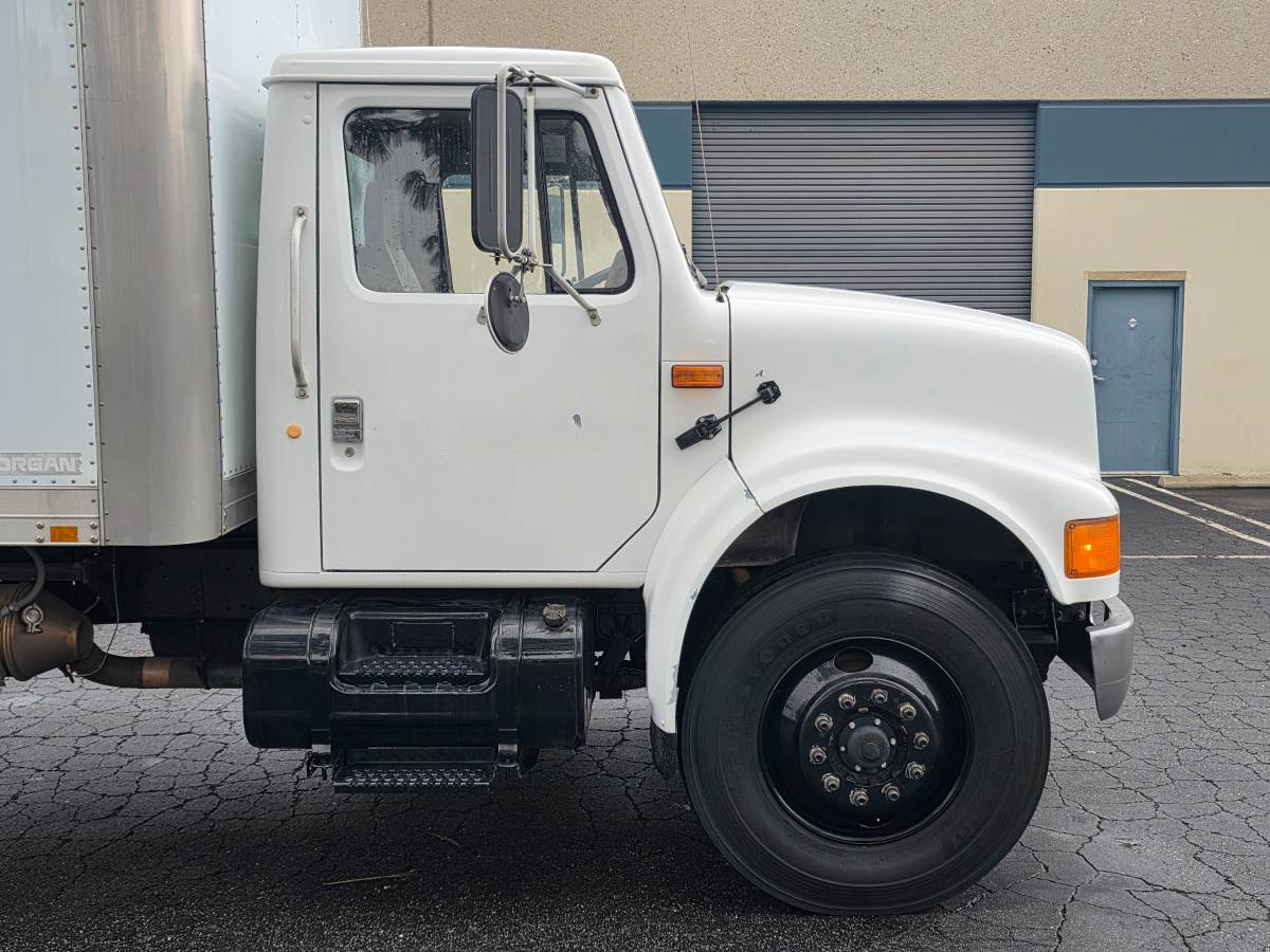 International-4900-diesel-1990-white-10