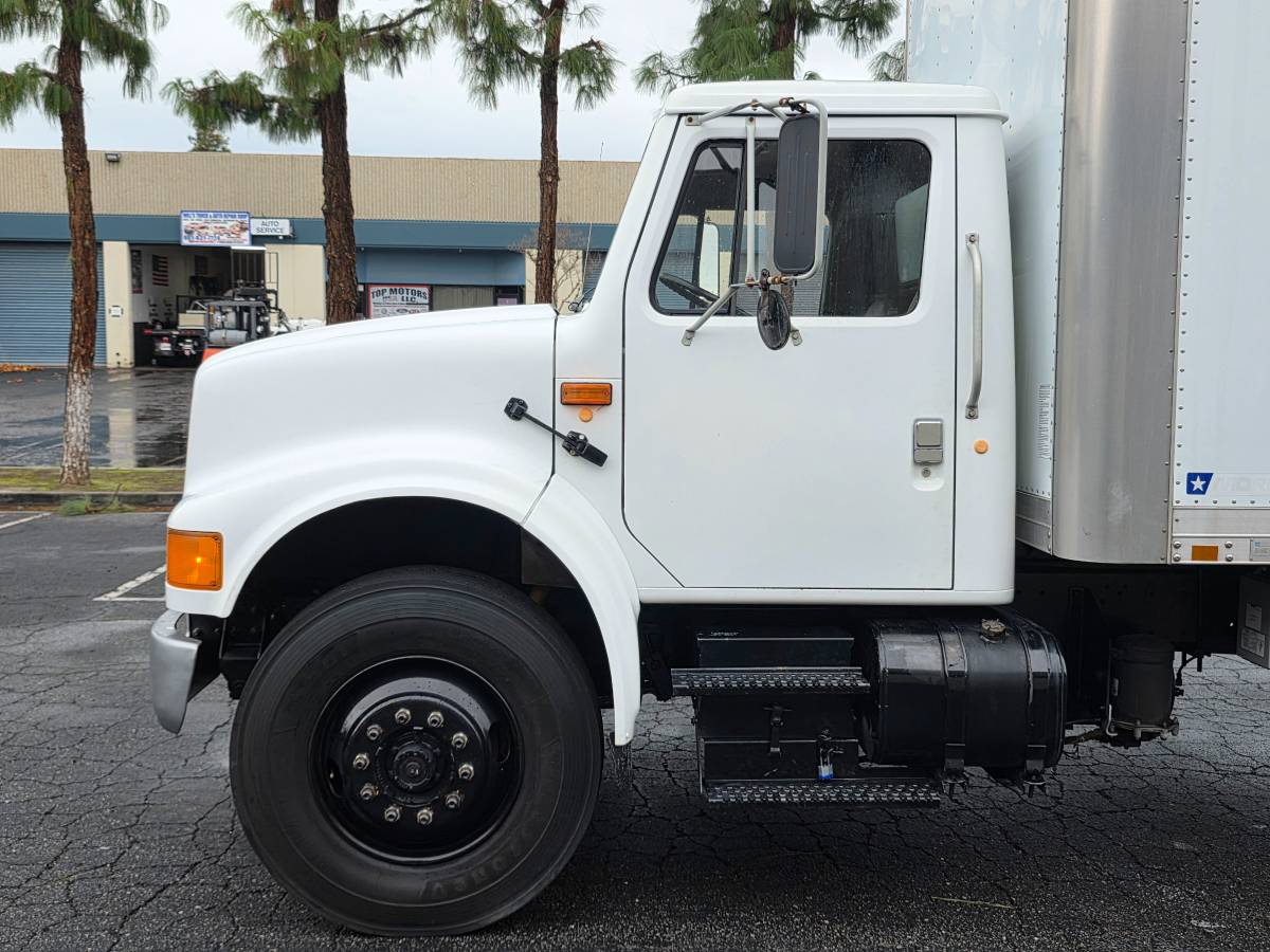 International-4900-diesel-1990-white-11