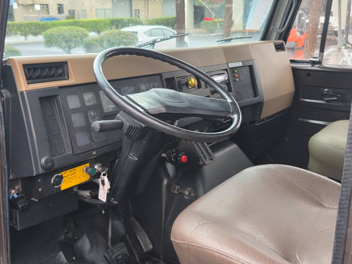 International-4900-diesel-1990-white-113