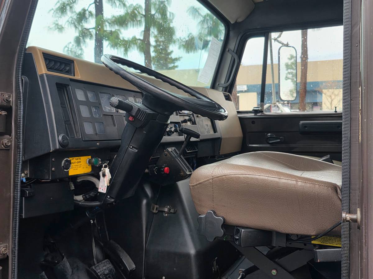 International-4900-diesel-1990-white-123