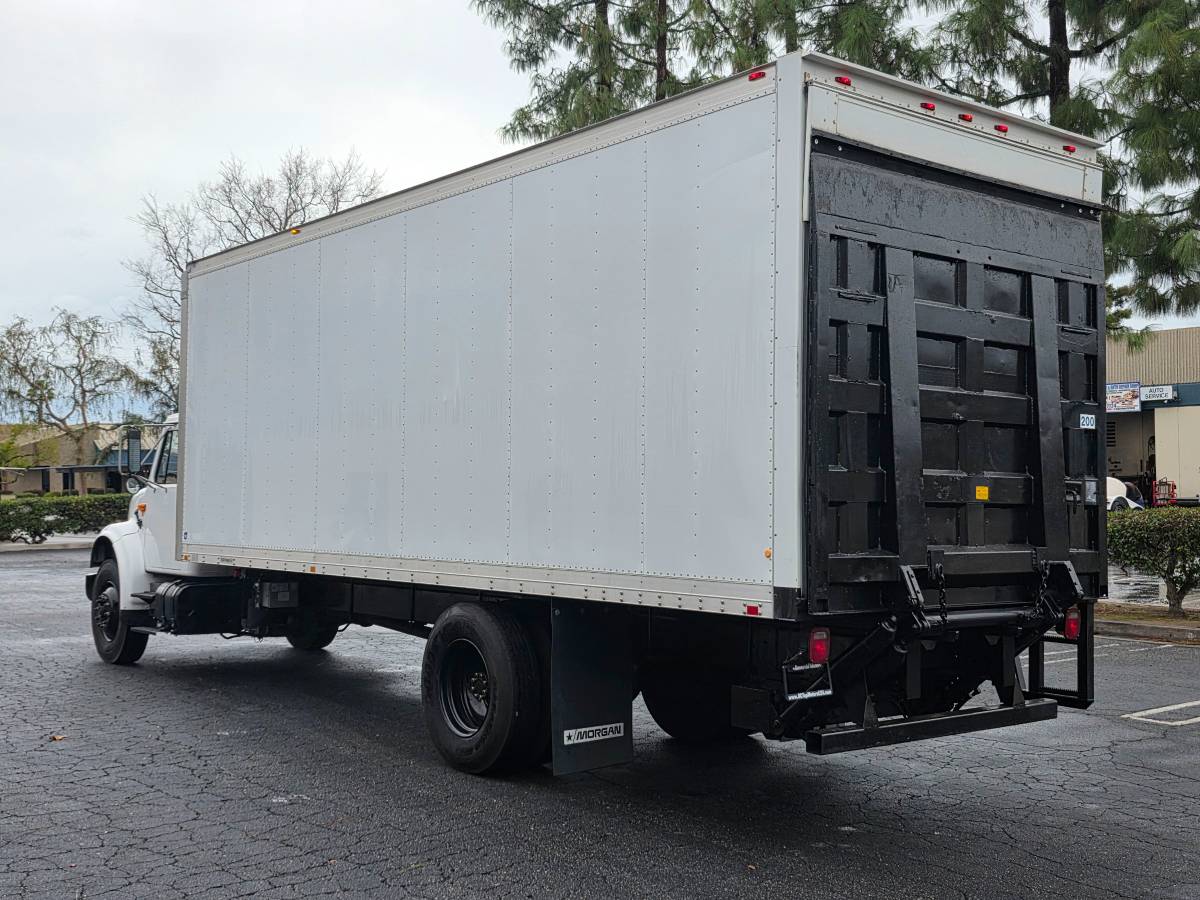 International-4900-diesel-1990-white-3