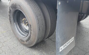 International-4900-diesel-1990-white-40