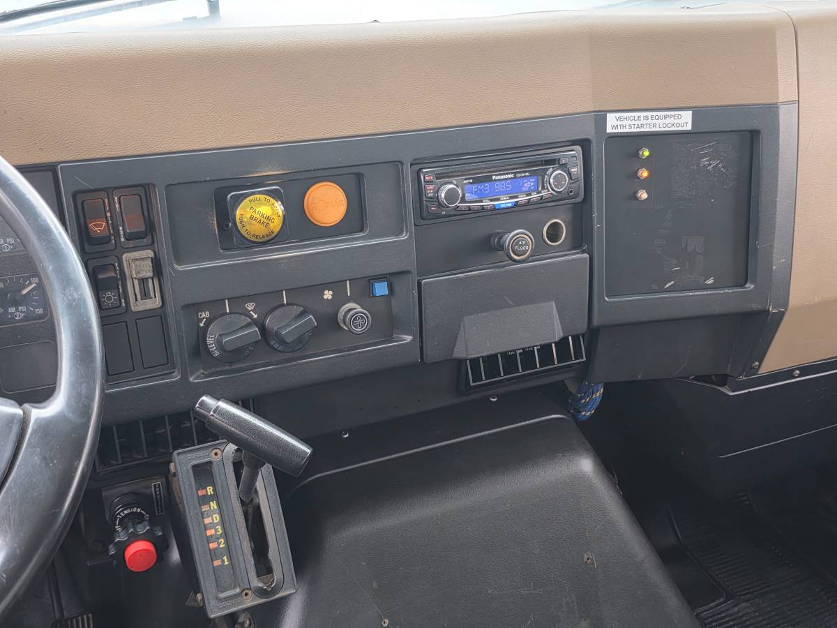 International-4900-diesel-1990-white-5