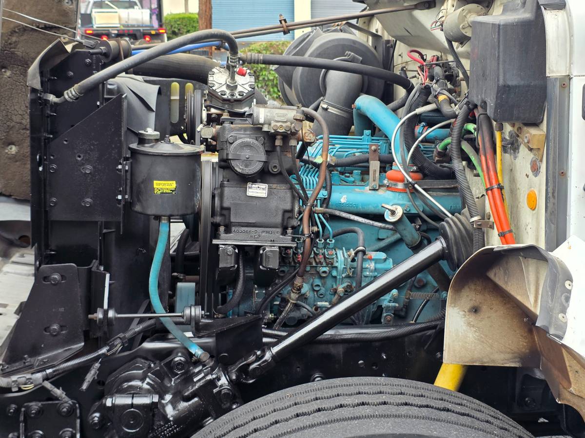 International-4900-diesel-1990-white-8