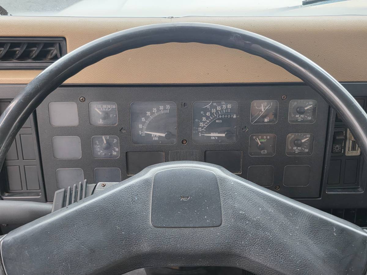 International-4900-diesel-1990-white-81