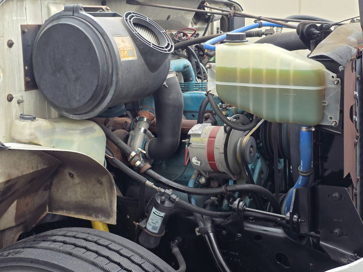 International-4900-diesel-1990-white-9