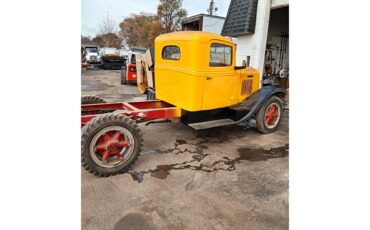 International-Flatbed-truck-1936-Yellow-Red-1