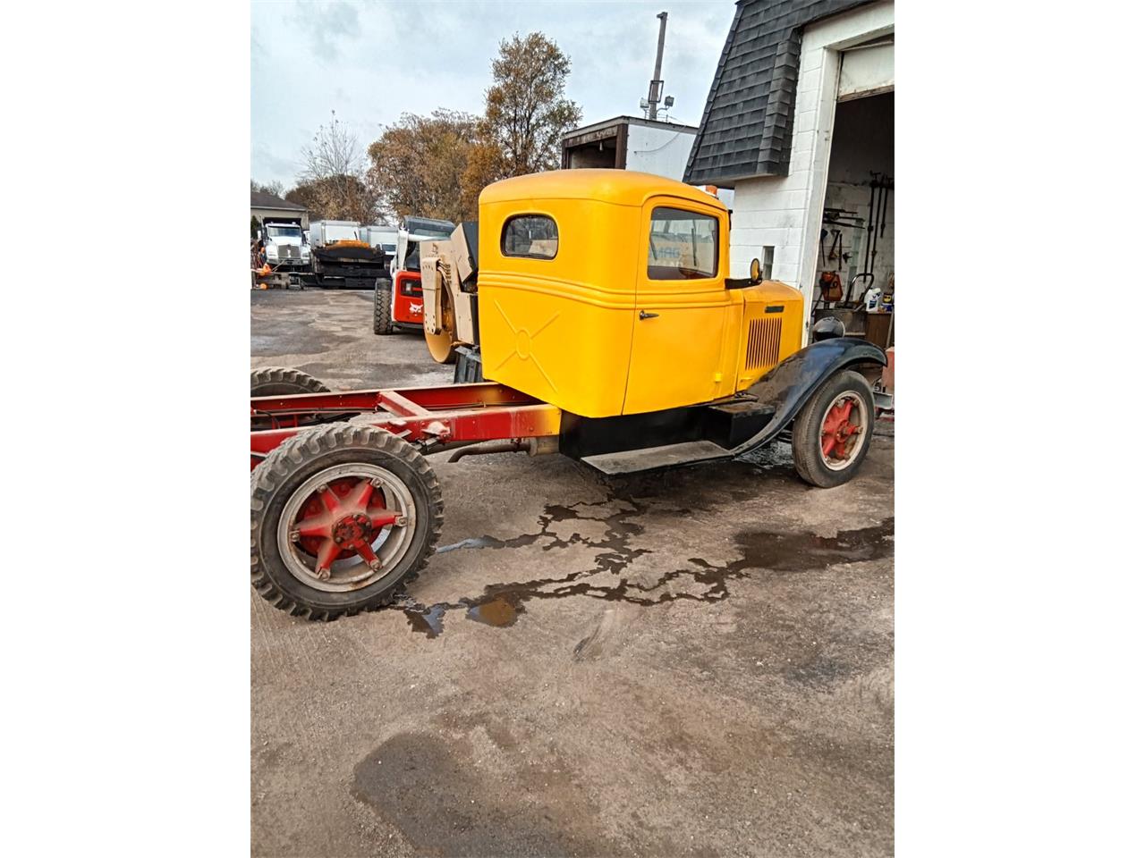 International-Flatbed-truck-1936-Yellow-Red-1