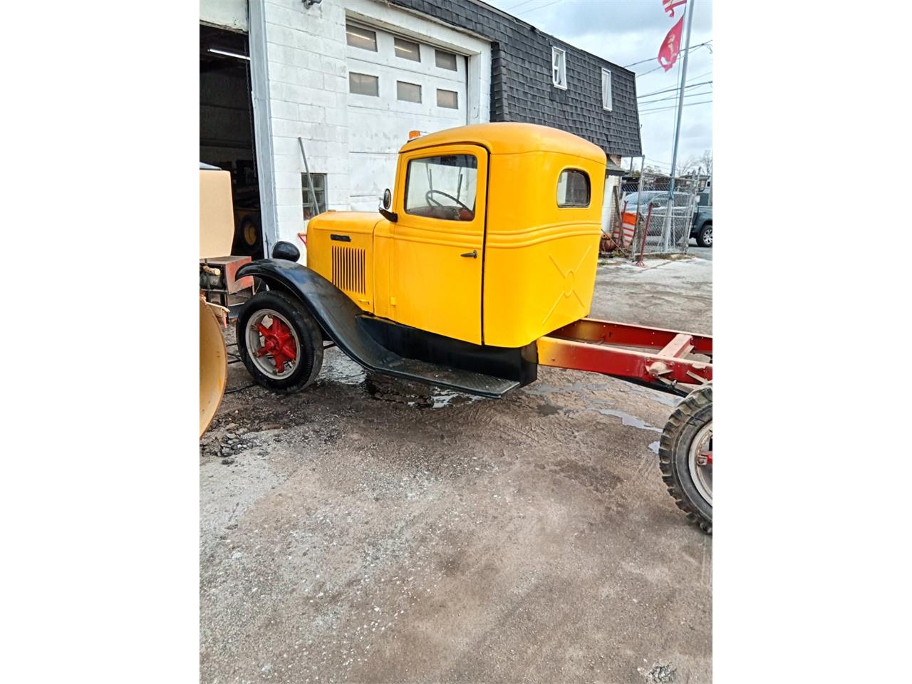 International-Flatbed-truck-1936-Yellow-Red-3