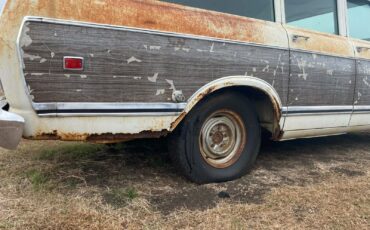 International-Harvester-Travelall-1973-SUV-15