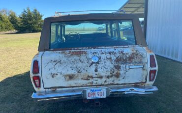 International-Harvester-Travelall-1973-SUV-3