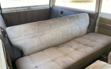 International-Harvester-Travelall-1973-SUV-8