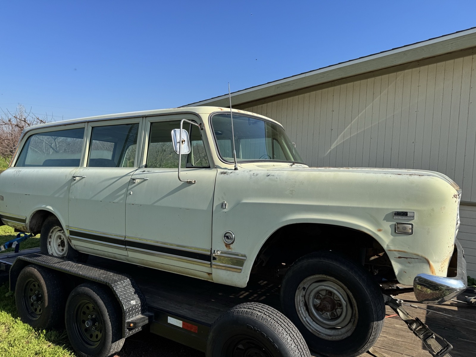 International-Travelall-1973-1