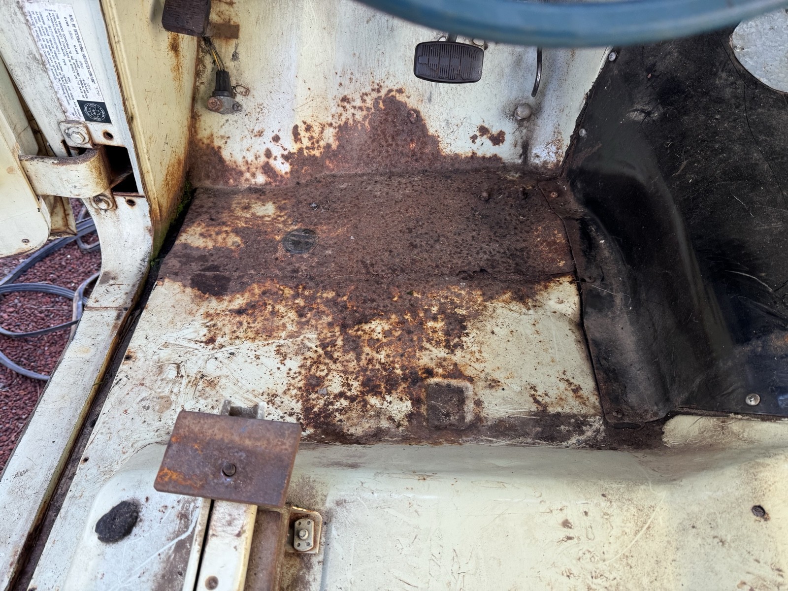 International-Travelall-1973-13