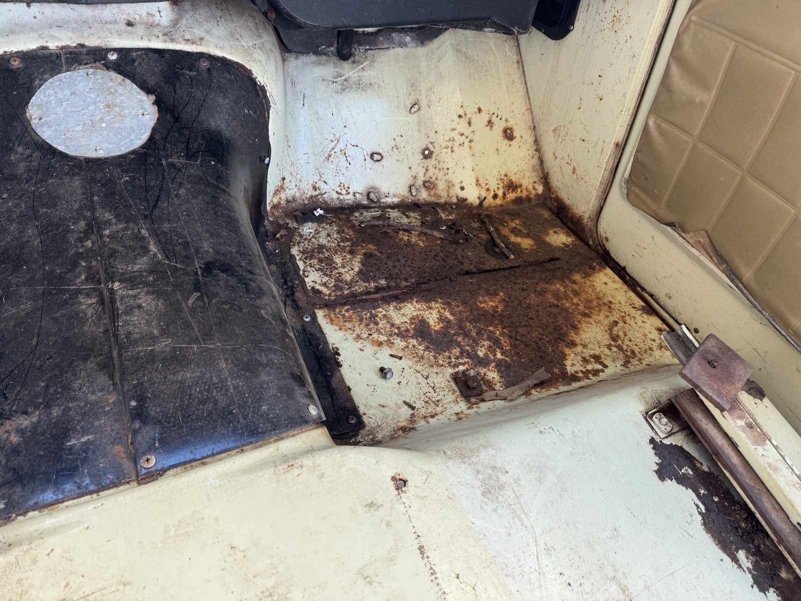 International-Travelall-1973-14