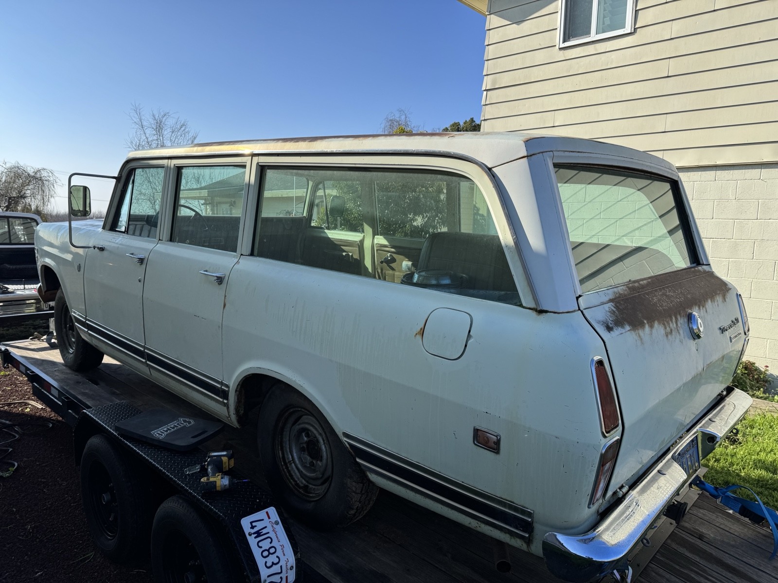 International-Travelall-1973-2