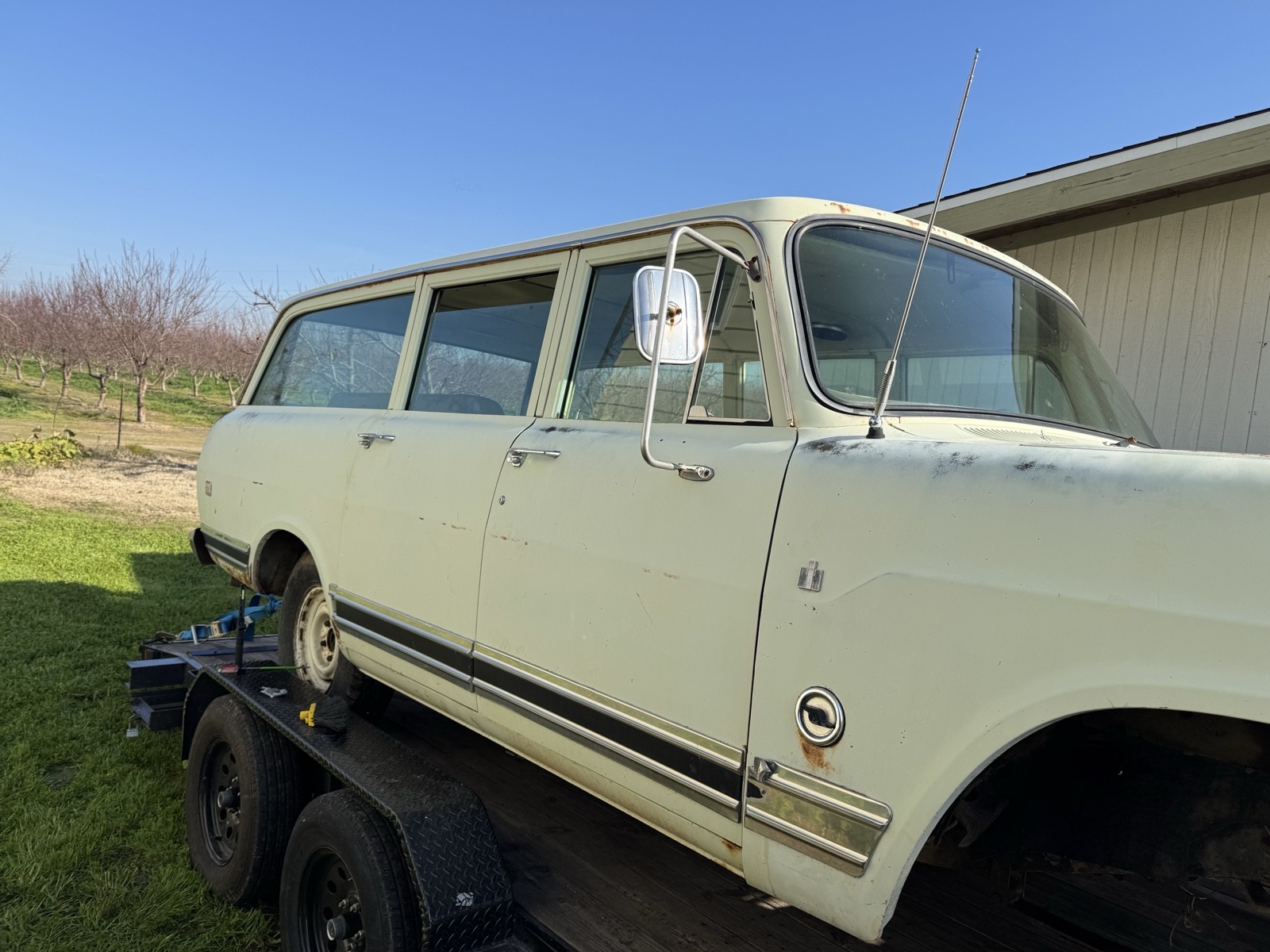 International-Travelall-1973-3