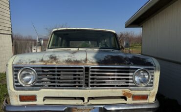 International-Travelall-1973-6