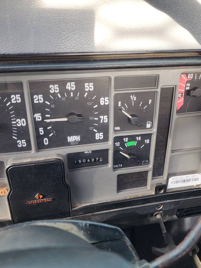 International-f-8100-diesel-1994-white-4