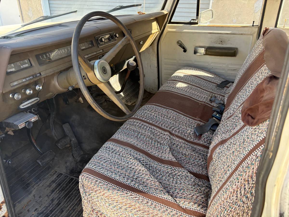 International-travelall-1973-1