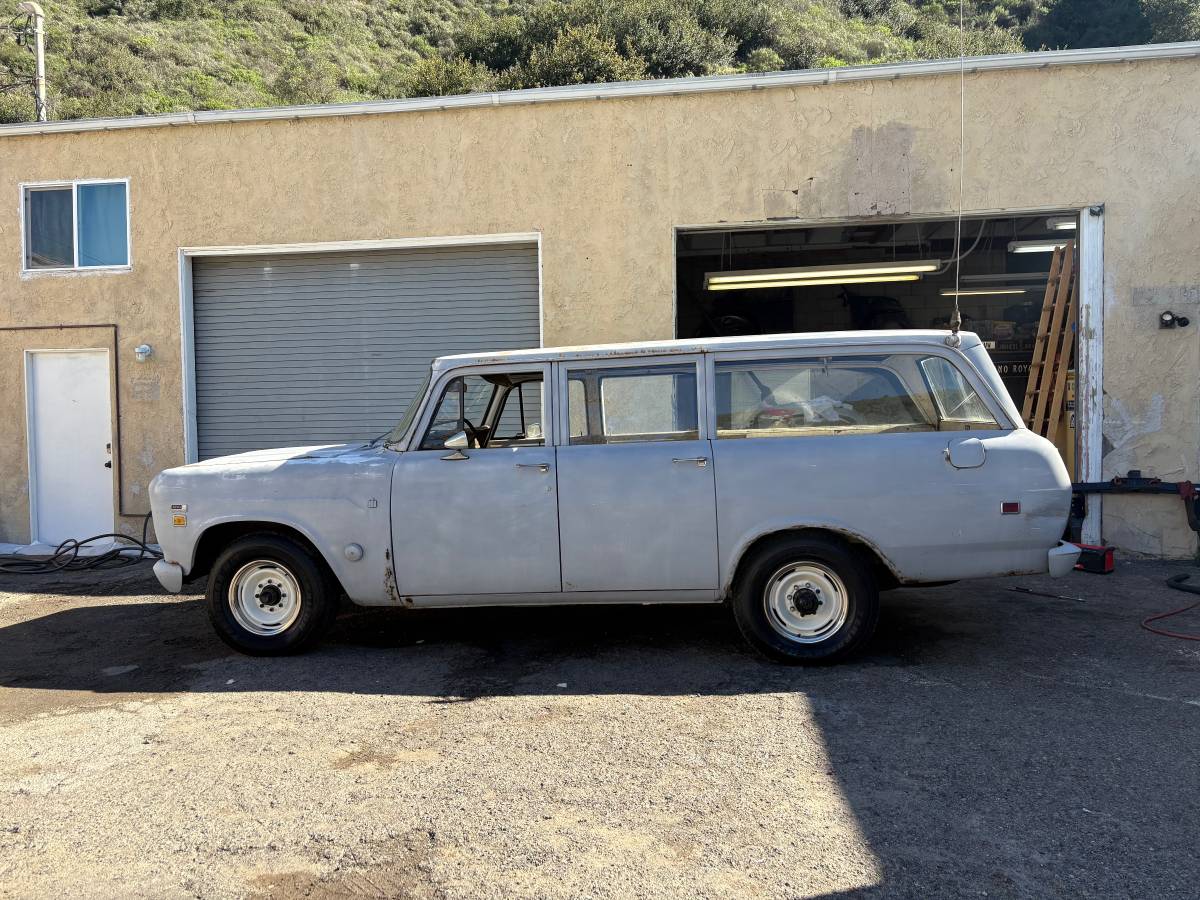 International-travelall-1973-4