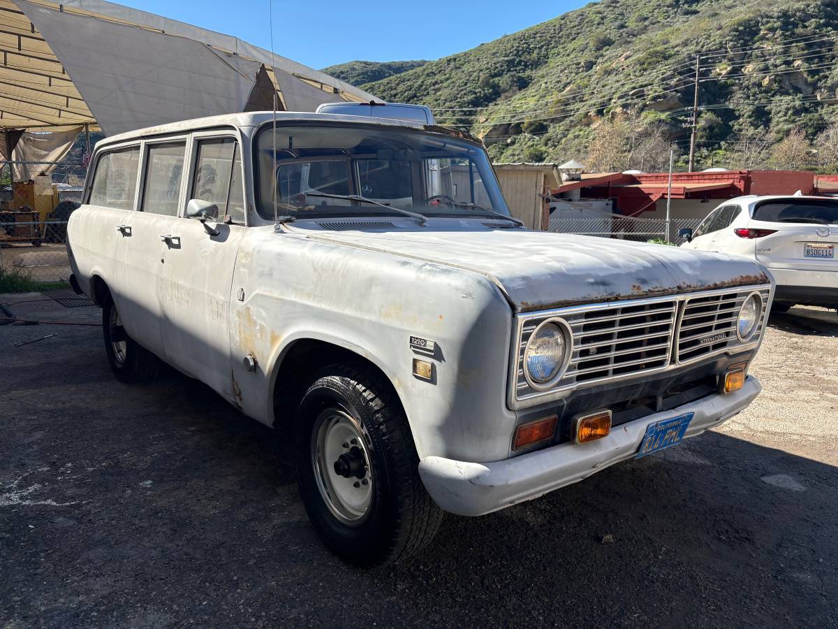 International-travelall-1973-6