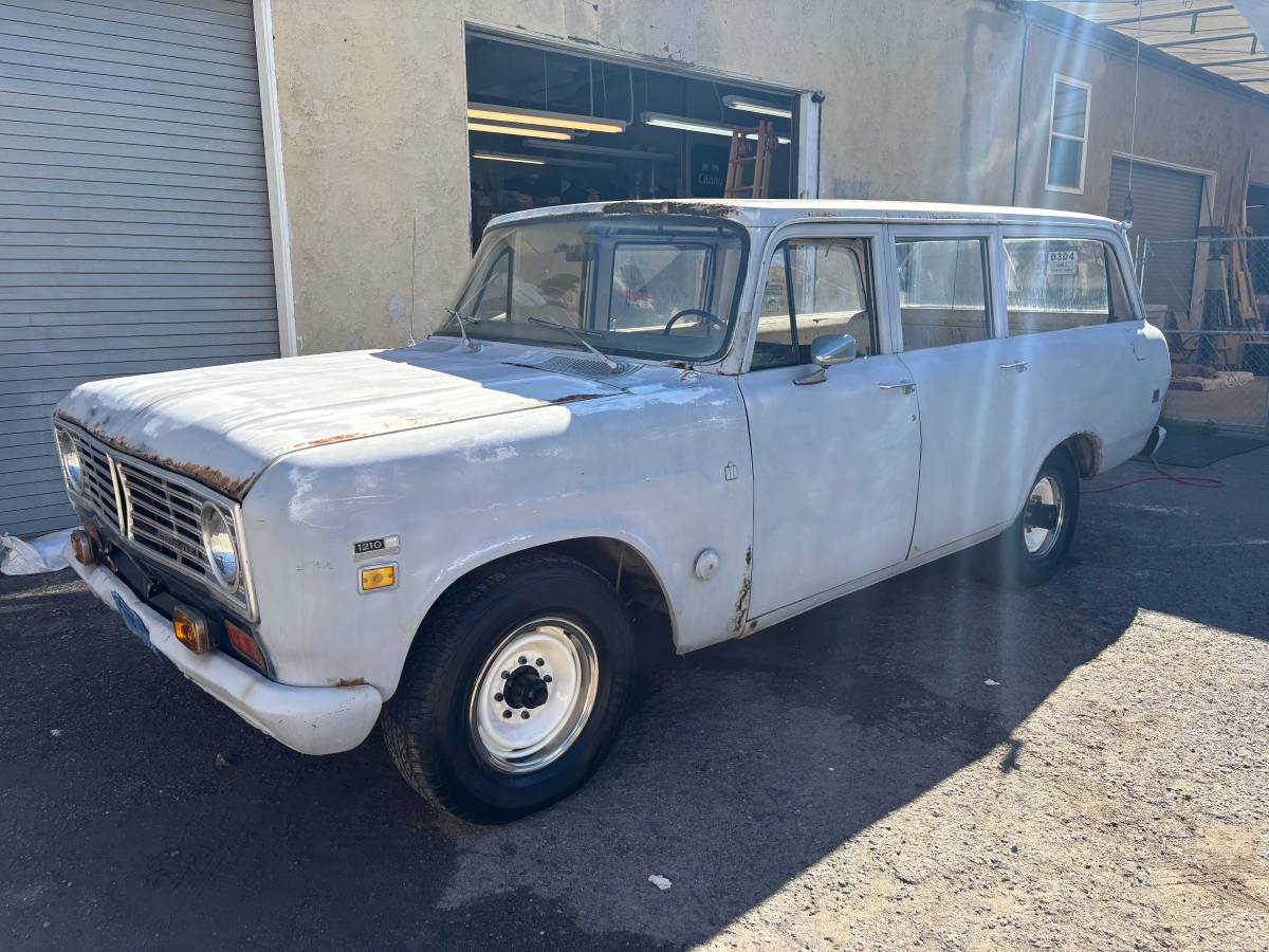 International-travelall-1973-7