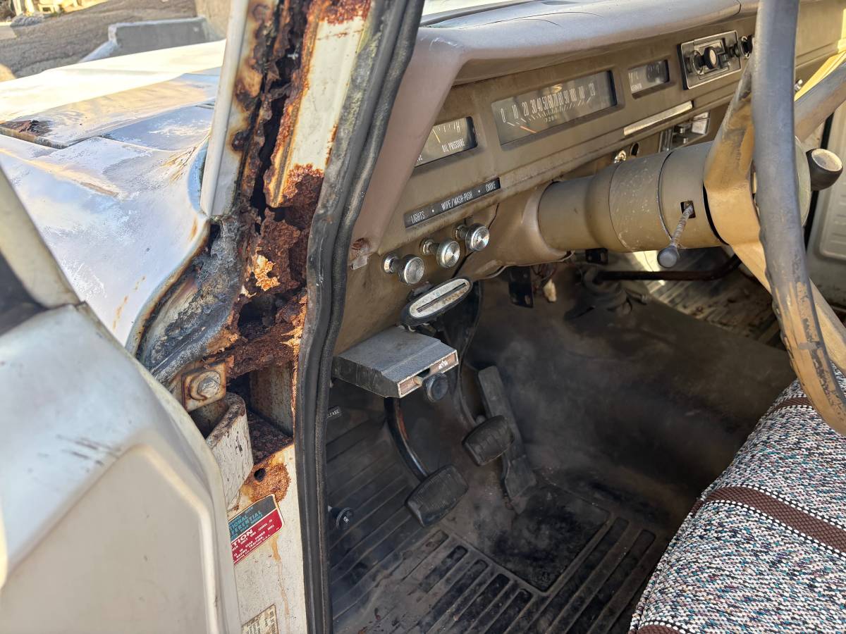 International-travelall-1973