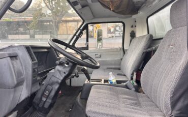 Isuzu-npr-diesel-1993-white-4