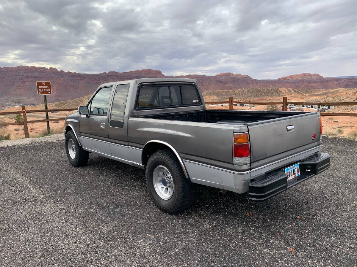 Isuzu-pickup-1991-grey-1