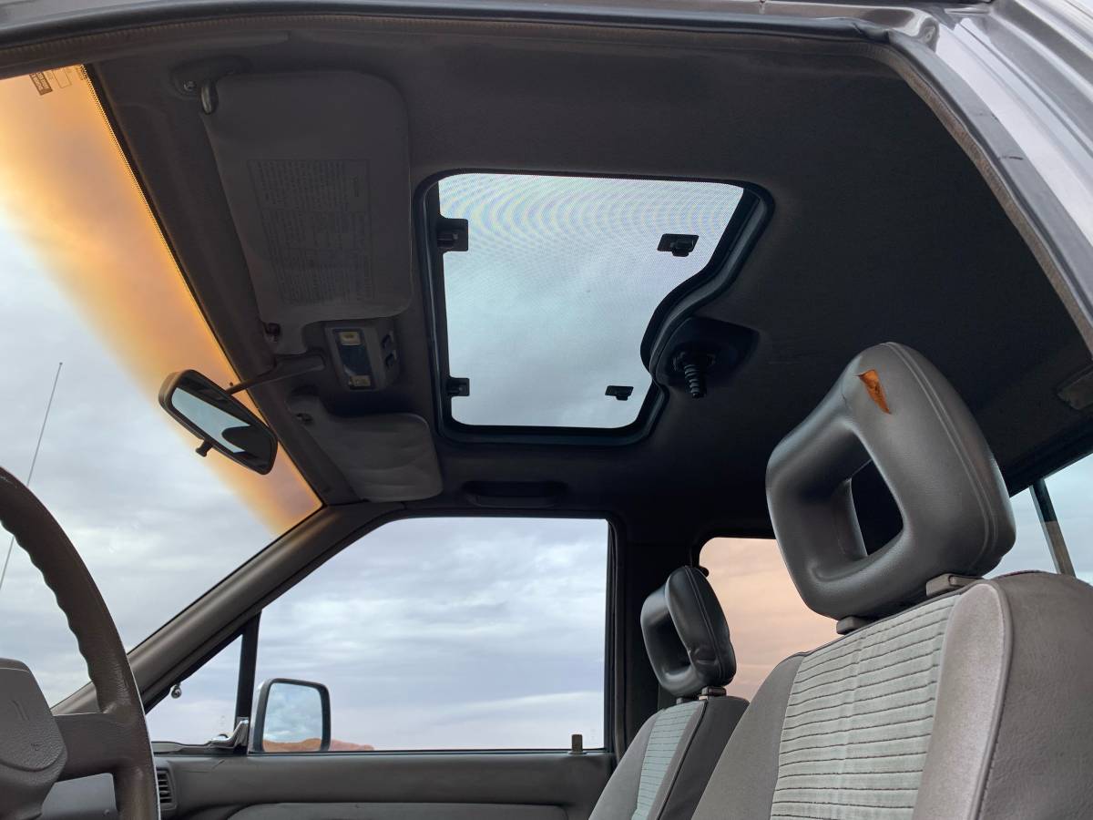 Isuzu-pickup-1991-grey-10